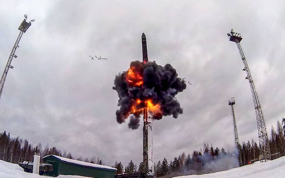 Captura de vídeo divulgada pelo Ministério da Defesa da Rússia em 19 de fevereiro de 2022 mostra um míssil balístico intercontinental Yars sendo lançado durante um exercício de treinamento em um local indefinido na Rússia