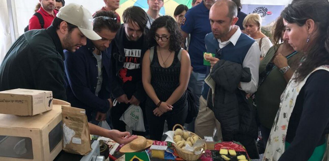 Em Bra. Stand brasileiro com queijos artesanais na feira do Slow Food na Itália. Foto: Débora Pereira
