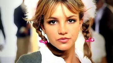 Britney Spears no clipe de 'Baby One More Time'. Cantora revela ficada com Ben Afflec. Foto: Reprodução/YouTube