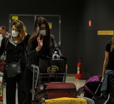 Passageiras de voo que partiu da Itália e pousou em Guarulhos optaram pelo uso de máscaras