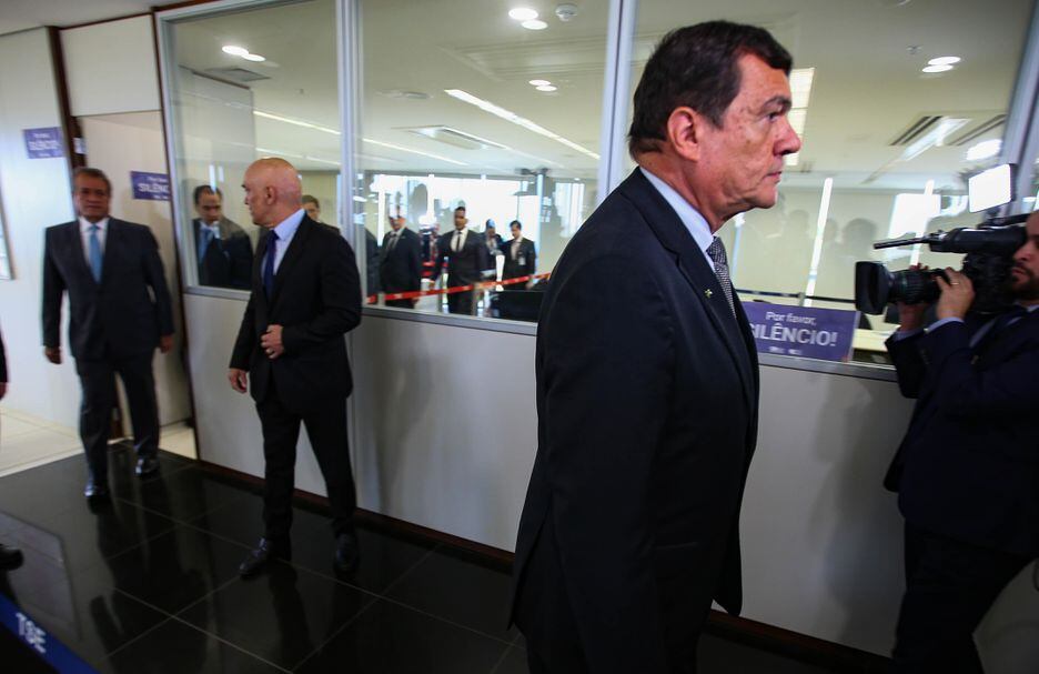 O ministro  da Defesa, General Paulo Sérgio Nogueira, visitou a sala de totalização dos votos na sede do TSE a convite do presidente da Corte, Alexandre Moraes.
