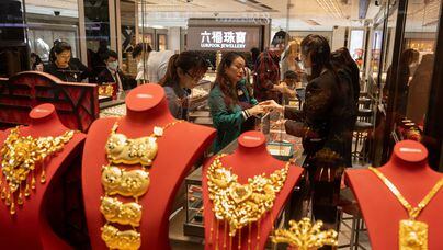 Turistas chineses comprando barras de ouro e joias em loja de Hong Kong. Foto: Billy H. C. Kwok/The New York Times