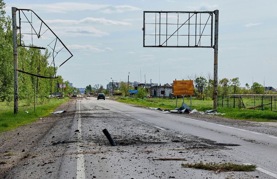 Estrada próxima à Kharkiv fica destruída após conflito entre militares russos e ucranianos. Cidade é bombardeada desde o início da guerra, no dia 24 de fevereiro - Sergey Kozlov / EFE