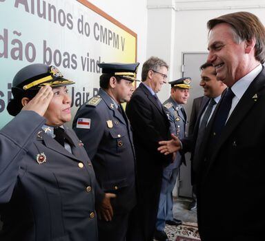 O presidente Jair Bolsonaro (PSL) participou de solenidade de entrega de medalhas da Olimpíada Internacional de Matemática Sem Fronteiras 2019 em uma escola da Polícia Militar, em Manaus