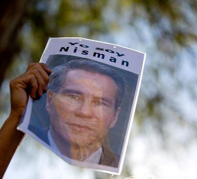 Manifestante segura cartaz com a frase "Eu sou Nisman"; polícia apreendeu arma calibre 22 na casa da mãe do promotor argentino