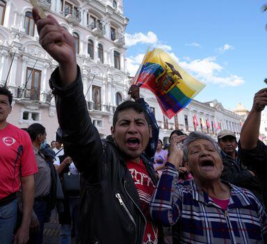 Opositores al presidente Guillermo Lasso protestan frente al palacio presidencial en Quito, Ecuador, el miércoles 17 de mayo de 2023. (AP Foto/Dolores Ochoa)