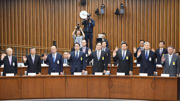(L-R) CJ Group chairman Sohn Kyung-Shik, LG Group chairman Koo Bon-Moo, Hanhwa Group chairman Kim Seung-Youn, SK Group chairman Chey Tae-Won, Samsung Group's heir-apparent Lee Jae-Yong, Lotte Group Chairman Shin Dong-Bin, Hanjin Group chairman Cho Yang-Ho and Hyundai Motor Group Chairman Chung Mong-Koo take an oath during a parliamentary probe into a scandal engulfing President Park Geun-Hye at the National Assembly in Seoul on December 6, 2016.  REUTERS/Jung Yeon-Je/Pool?. Foto: Jung Yeon-Je/Pool/Reuters