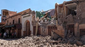 MARRAKECH (MARRUECOS), 09/09/2023.- Fotografía de los destrozos provocados por el terremoto de magnitud 7 este sábado en Marrakech (Marruecos). El número de muertos en el terremoto que azotó anoche Marruecos superó la barrera de los mil, hasta los 1.037, en el balance dado hasta las 13.00 hora local (GMT+1), lo mismo que los heridos, que se contabilizaron en 1.204, 721 de ellos graves. Según un boletín de alerta sísmica difundido por el Instituto Nacional de Geofísica marroquí, el terremoto, de magnitud 7, sacudió la región septentrional marroquí de Marrakech y se produjo a las 23.11 hora local (22.11 GMT del sábado) a 8 kilómetros de profundidad. EFE/ Javier Picazo
