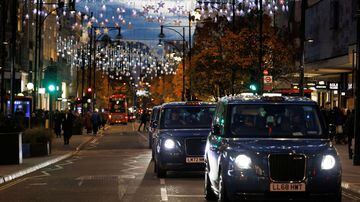 London's black cabs are seen on the Oxford Street in London, Britain, November 29, 2023. REUTERS/Belinda Jiao. Foto: Belinda Jiao/Reuters