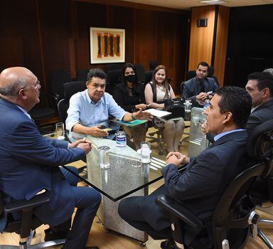O ministro da Educação, Milton Ribeiro (à esq.), durante reunião com pastores em gabinete no MEC.