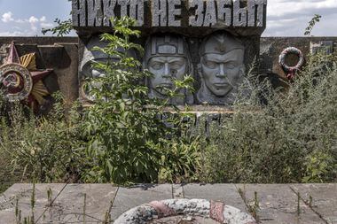 Um monumento em homenagem aos soldados que morreram na Segunda Guerra Mundial perto da linha de frente na região de Zaporizhzhia, Ucrânia, em 6 de julho de 2023. 