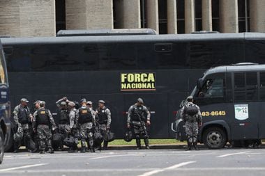 Grupo de policiais da Força Nacional chega ao Ministério da Justiça no 8 de janeiro