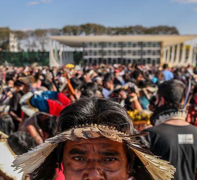 Indígenas do Acampamento Luta Pela Vida em ato contra o novo Marco Temporal, na Praca dos Três Poderes.