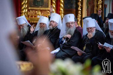 Membros do clero de um ramo da Igreja Ortodoxa da Ucrânia participam de uma reunião do conselho no Mosteiro de São Panteleimon, enquanto o ramo discute a ruptura de seus laços com a igreja russa sobre a invasão da Ucrânia pela Rússia