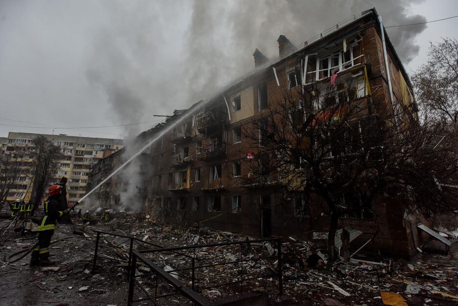 Bombeiros trabalham no local de um bloco de apartamentos destruído por bombardeio em Vyshhorod, perto de Kiev. 
