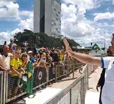 Presidente Jair Bolsonaro se aproxima de manifestantes no Palácio do Planalto