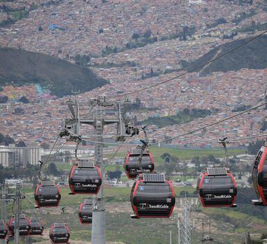 Transmicable cable car system is seen at Ciudad Bolivar shantytown in Bogota on June 14, 2022. - Colombia will hold the presidential election runoff between Bucaramanga's former mayor (2016-2019) Rodolfo Hernandez and leftist Gustavo Petro on June 19, 2022. (Photo by