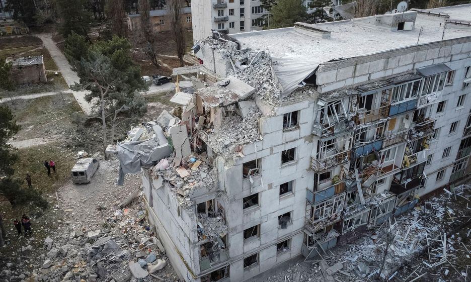Edifício residencial danificado por um ataque de mísseis russos perto da cidade de Chuhuiv, região de Kharkiv, Ucrânia.