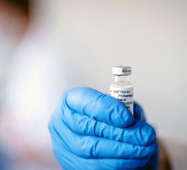 Vacina contra a covid-19 produzida pela Pfizer com a BioNTech precisa ser armazenada em temperaturas extremamente negativas.