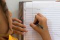 Alfabetização: Criança deve escrever bilhetes e ler textos simples, define MEC