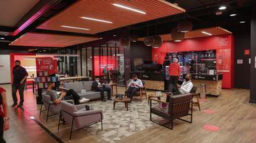 Work café do Santander; bancos privados brasileiros têm convertido agências em unidades especiais. Foto: Rafael Perecin/ Santander 