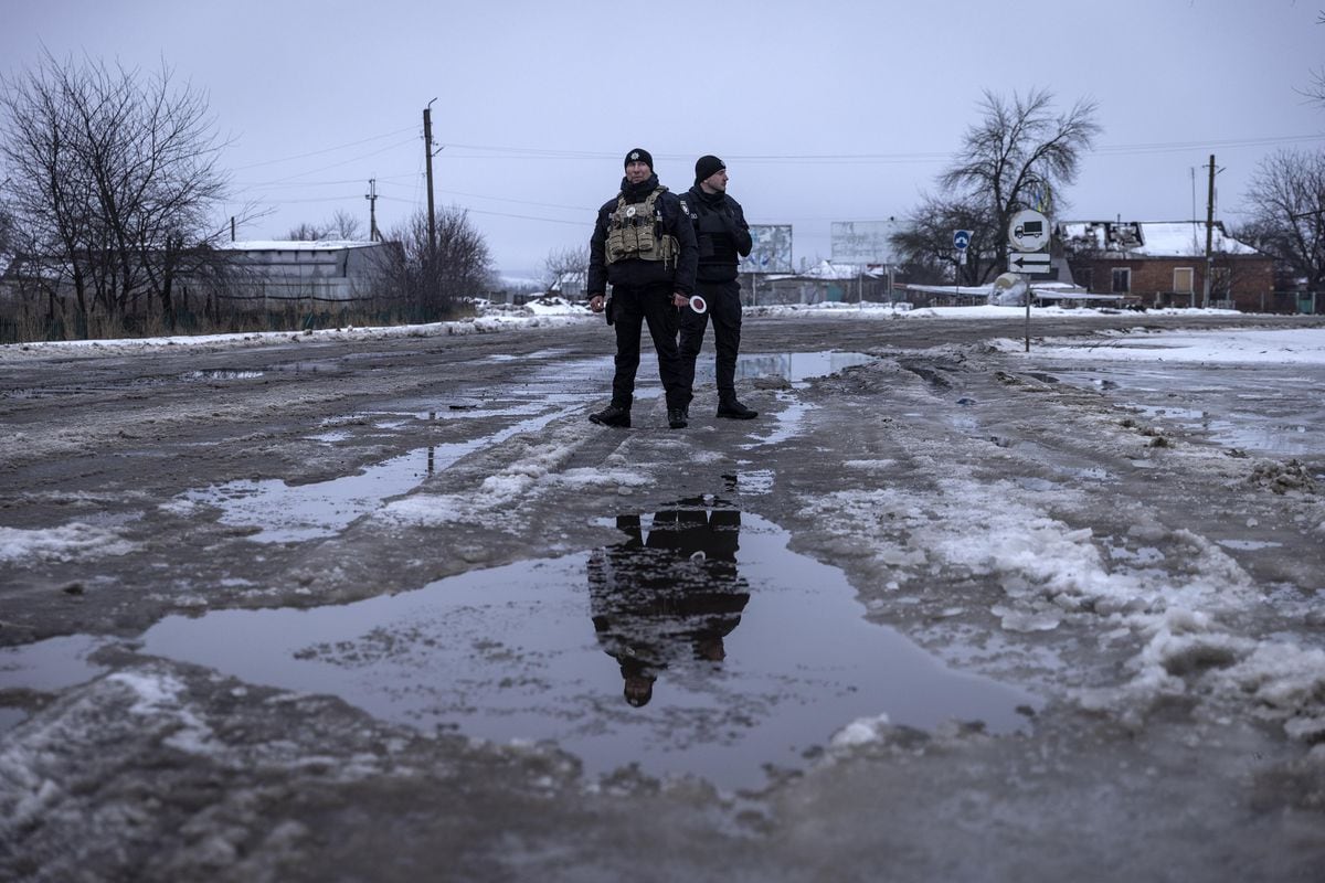 Policiais ucranianos em posto de controle móvel na região de Kharkiv, perto da fronteira com a Rússia, em 18 de dezembro de 2023