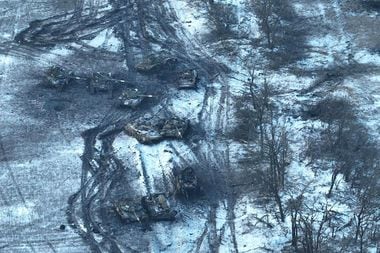 Tanques russos destruídos em um campo de batalha próximo a Vuhledar, em imagem de fevereiro deste ano. Batalhas na região custaram veículos de forma inédita em um ano de conflito