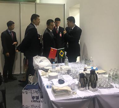 Preparativos prontos na porta de sala para reunião entre Bolsonaro e Xi Jinping, minutos antes de brasileiro cancelar encontro