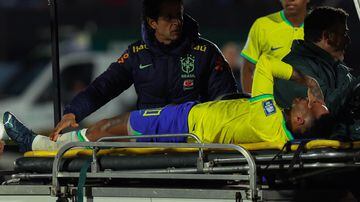 (FILES) Brazil's forward Neymar leaves the field crying in pain after an injury during the 2026 FIFA World Cup South American qualification football match between Uruguay and Brazil at the Centenario Stadium in Montevideo on October 17, 2023. If the "Seleção" were an economy, in 2023 it would have entered a recession. The five-time world champions are closing one of their worst years, with turbulence around the coach and the president of the CBF, Neymar on leave and several record breakers in tow. (Photo by Pablo PORCIUNCULA / AFP). Foto: Pablo Porciuncula/ AFP