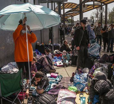 Imigrantes russos e ucranianos montam acampamento na cidade mexicana de Tijuana