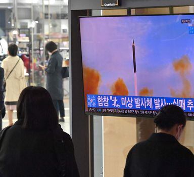 Pessoas observam decolagem de míssil na Coreia do Norte