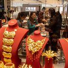 Turistas da China comprando barras de ouro e joias em loja de Hong Kong. Foto: Billy H.C. Kwok/The New York Times