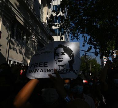 Aung San Suu Kyi pode cumprir três anos de prisão