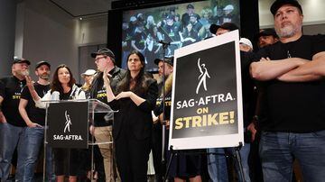 LOS ANGELES, CALIFORNIA - JULY 13: SAG-AFTRA President Fran Drescher (3rd L) speaks at a press conference announcing their strike against Hollywood studios on July 13, 2023 in Los Angeles, California. Members of SAG-AFTRA, Hollywood’s largest union which represents actors and other media professionals, will join striking WGA (Writers Guild of America) workers at midnight in the first joint walkout against the studios since 1960. The strike could shut down Hollywood productions completely with writers in the third month of their strike against the Hollywood studios.   Mario Tama/Getty Images/AFP (Photo by MARIO TAMA / GETTY IMAGES NORTH AMERICA / Getty Images via AFP). Foto: MARIO TAMA / Getty Images via AFP