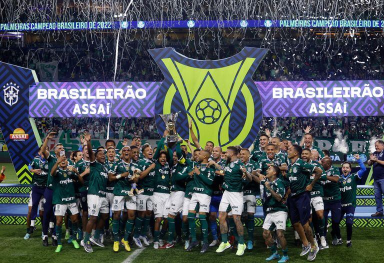 Elenco do Palmeiras ergue a taça e festeja o 11º título nacional