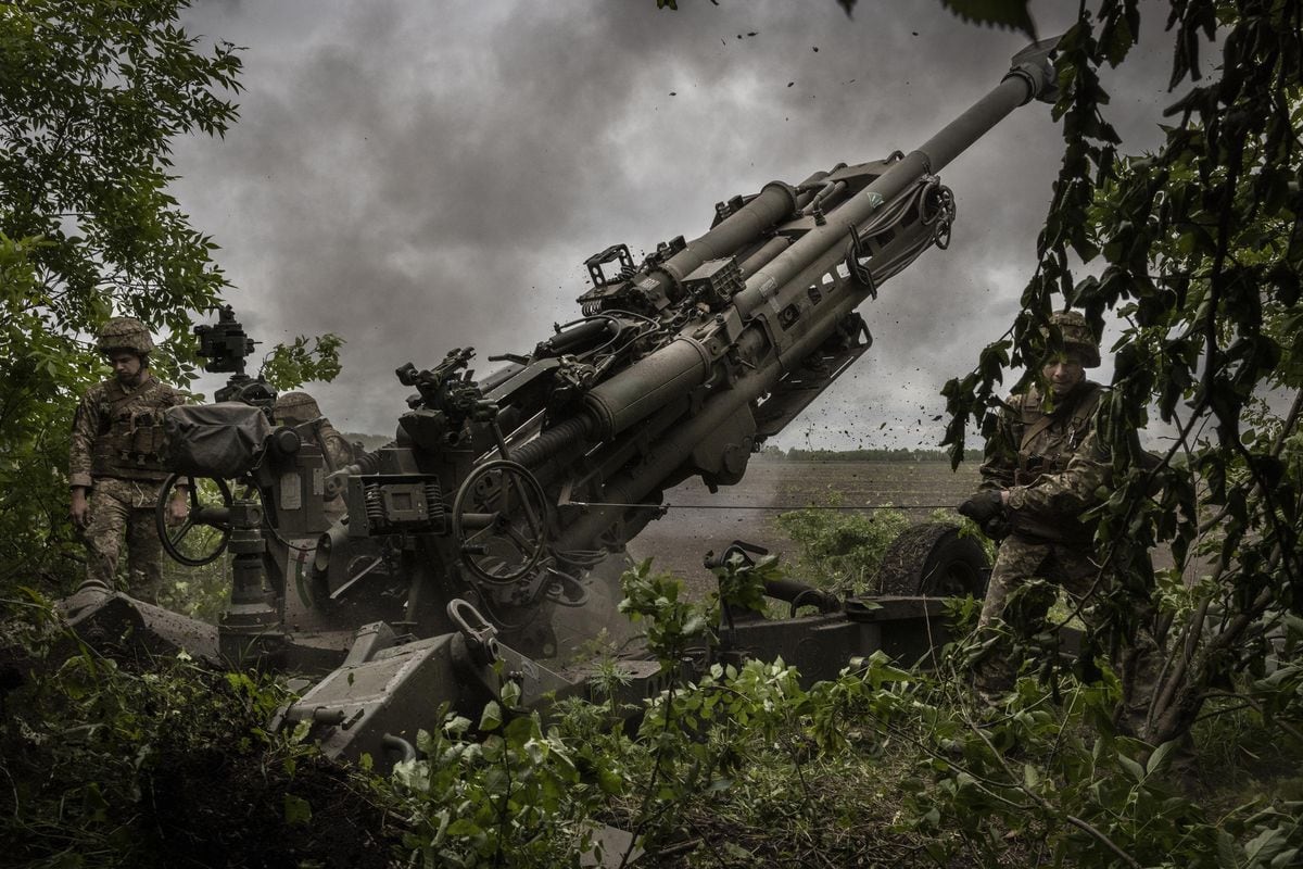Imagem de maio de 2022 mostra tropas ucranianas carregando uma peça de artilharia Howitzer M777 na região de Donetsk, no leste da Ucrânia País é dependente de sabotagem e ataques com mísseis de longo alcance que exigem espiões atrás de linhas inimigas