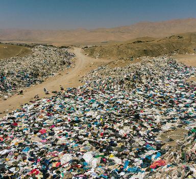 Área do deserto do Atacama, em Alto Hospício, no norte do Chile, transformou-se em lixão de roupas usadas.