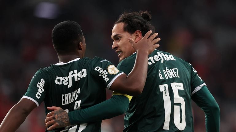 Endrick e Gómez comemoram gol pelo Palmeiras, que pode ser campeão brasileiro nesta quarta