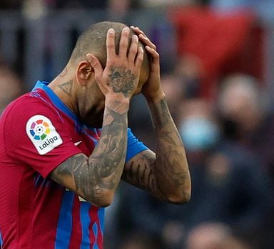 Soccer Football - LaLiga - FC Barcelona v Atletico Madrid - Camp Nou, Barcelona, Spain - February 6, 2022 FC Barcelona's Dani Alves reacts after being shown a red card by referee Jesus Gil Manzano REUTERS/Albert Gea