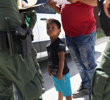 Segundo a agênciaAssociated Press, a Proteção das Alfândegas e Fronteiras dos EUA constatou que em duas semanas do mês de maio mais de 650 crianças foram separadas de seus pais