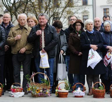 Ucranianos ortodoxos aguardam pelas bênçãos de um padre na celebração da Páscoa em Lviv