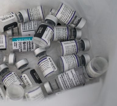 Frascos de doses de vacina contra a Covid-19; lote de imunizantes para crianças de 6 meses a 3 anos chegou ao Brasil nesta quinta-feira, 27.