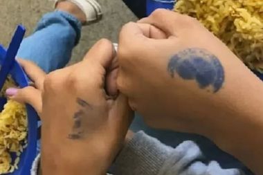 At a school in Planaltina, Federal District, students are stamped on their hands not to repeat the meal.