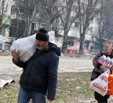Moradores de Mariupol, na Ucrânia, estocam alimentos
