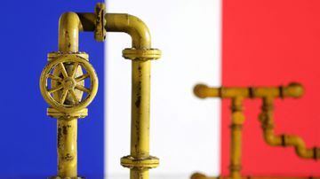 Model of natural gas pipeline and France flag, July 18, 2022. REUTERS/Dado Ruvic/Illustration. Foto: Dado Ruvic/Reuters