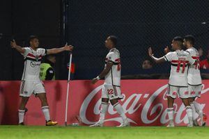 Sao Paulo's forward Erison (L) celebrates with teammates after scoring during the Copa Sudamericana group stage first leg football match between Tigre and Sao Paulo at the Jose Dellagiovanna stadium in Buenos Aires on April 6, 2023. (Photo by Luis ROBAYO / AFP)