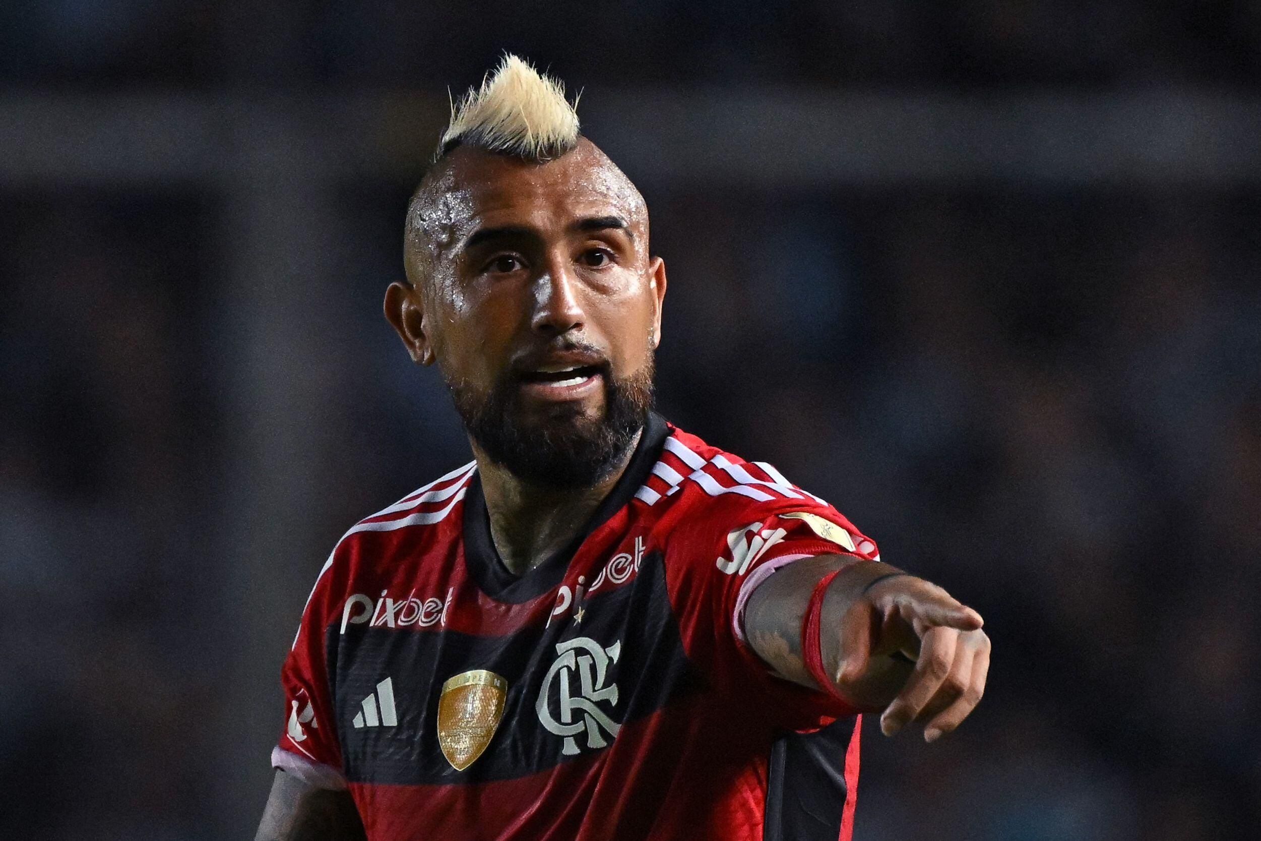Com a saída de Arturo Vidal, Flamengo terá apenas seis jogadores
