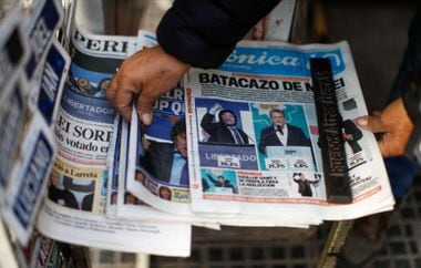Jornais argentinos registram vitória de Javier Milei nas primárias. 