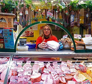 Vendedora aguarda clientes em mercado de alimentos em Budapeste, Hungria; países da Europa Central sofrem com inflação acentuada