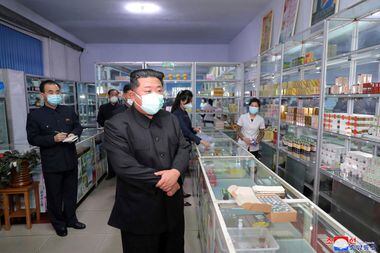 Imagem do último domingo, 15, mostra líder coreando Kim Jong-un durante visita a uma farmácia em Pyongyang, na Coreia do Norte. País luta contra o primeiro surto oficial de covid-19